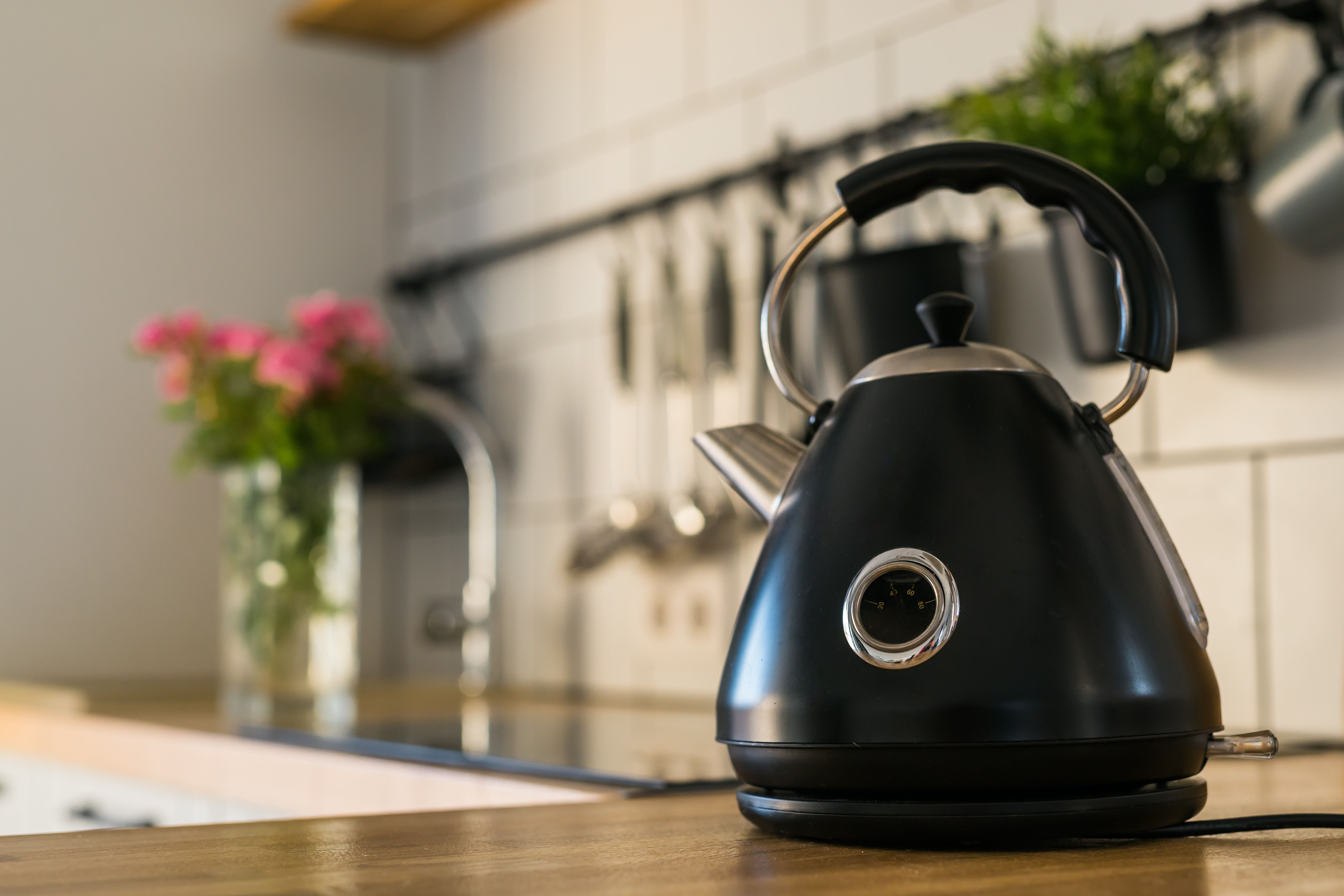 Черный электрический чайник в винтажном стиле на скандинавской кухне